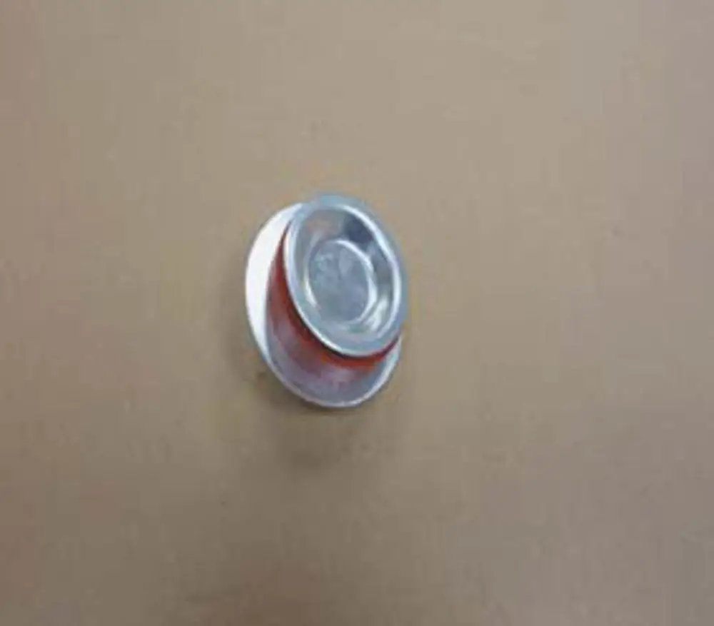 Aluminiumstopfen mit rundem Design, sichtbar montiert auf einer flachen, neutralen Oberfläche, möglicherweise von der Marke Remeha.